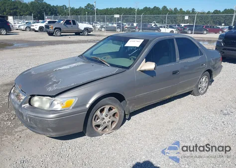 2001 Toyota Camry Le z USA, uszkodzony, nr VIN 4T1BG22KX1U024018